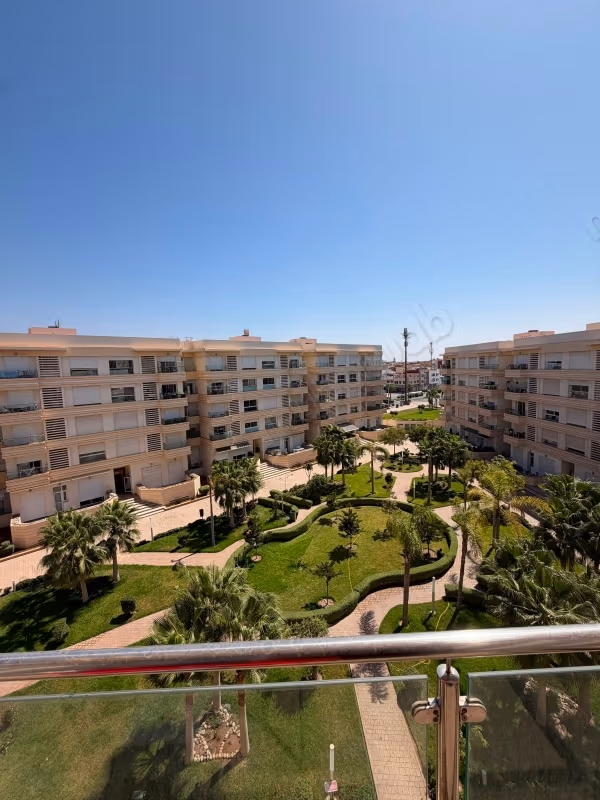 Bell'appartamento in affitto a Riyad Salam. Superficie totale di 94 m². Soggiorno marocchino tradizionale, residence sicuro.