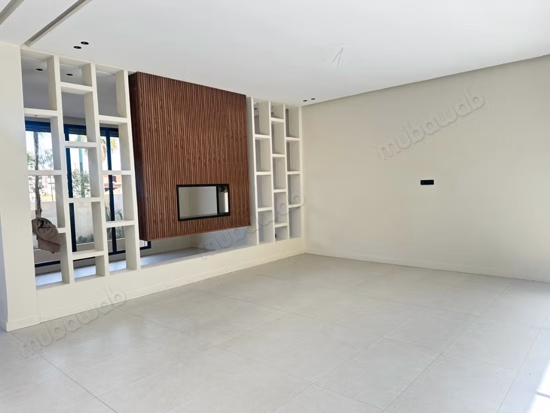 Somptueuse maison à vendre à Route de Tahanaout. 
Surface de 430 m². 
Fenêtres avec double vitrage et porte blindée