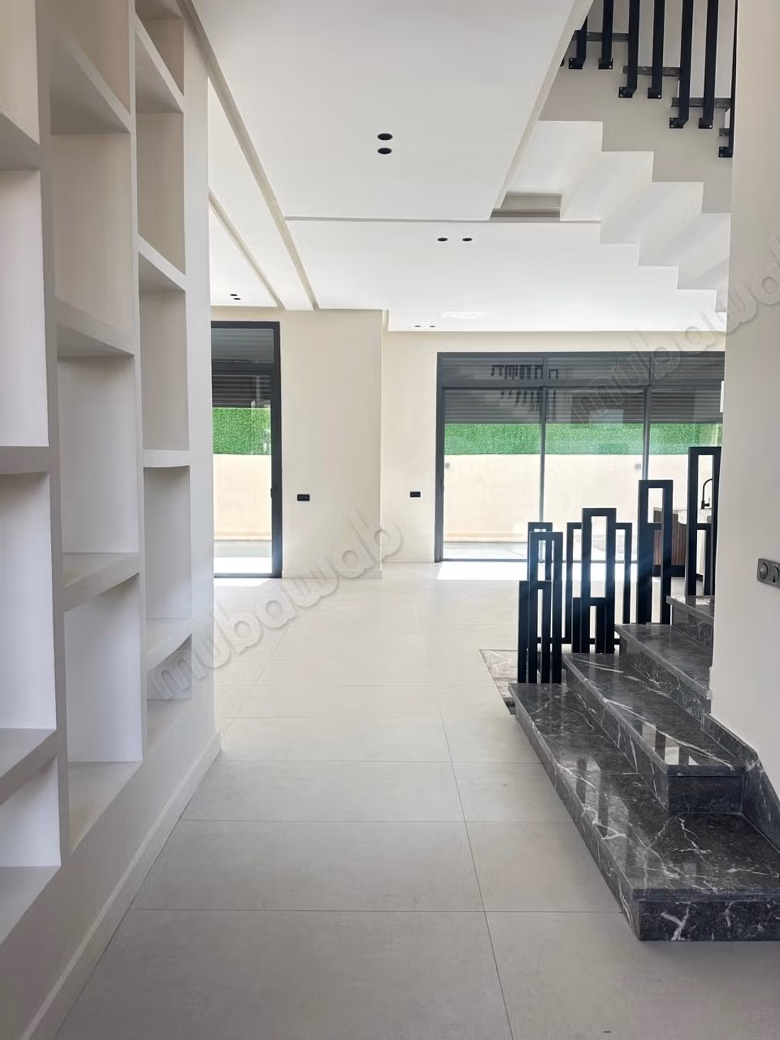 Somptueuse maison à vendre à Route de Tahanaout. 
Surface de 430 m². 
Fenêtres avec double vitrage et porte blindée