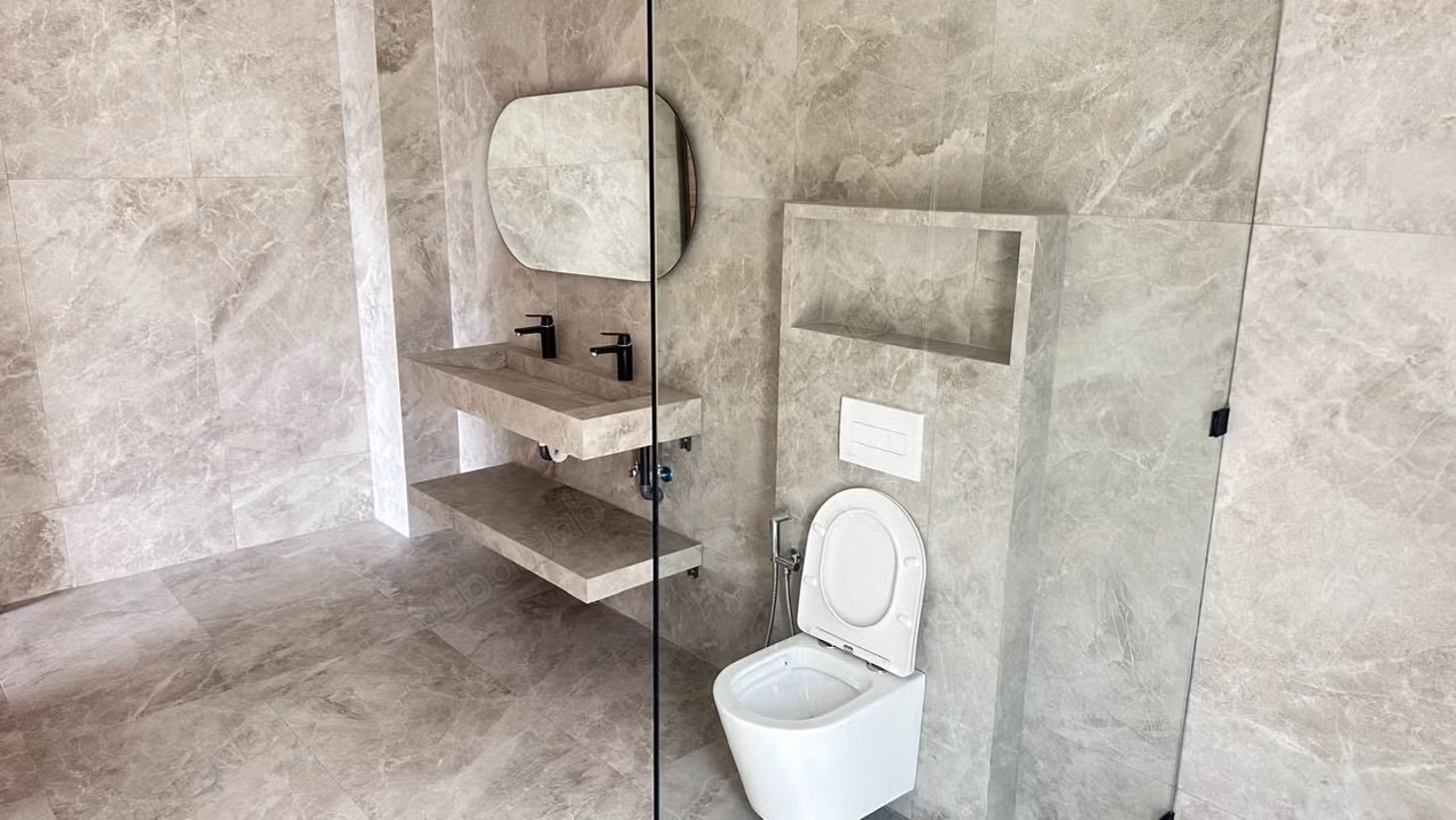 Somptueuse maison à vendre à Route de Tahanaout. 
Surface de 430 m². 
Fenêtres avec double vitrage et porte blindée