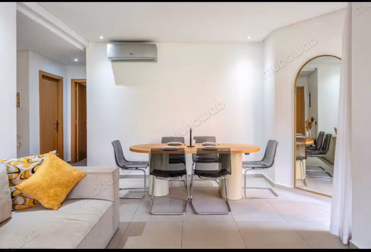 Bel appartement à vendre à Agdal. 
4 grandes pièces. 
Bien meublé