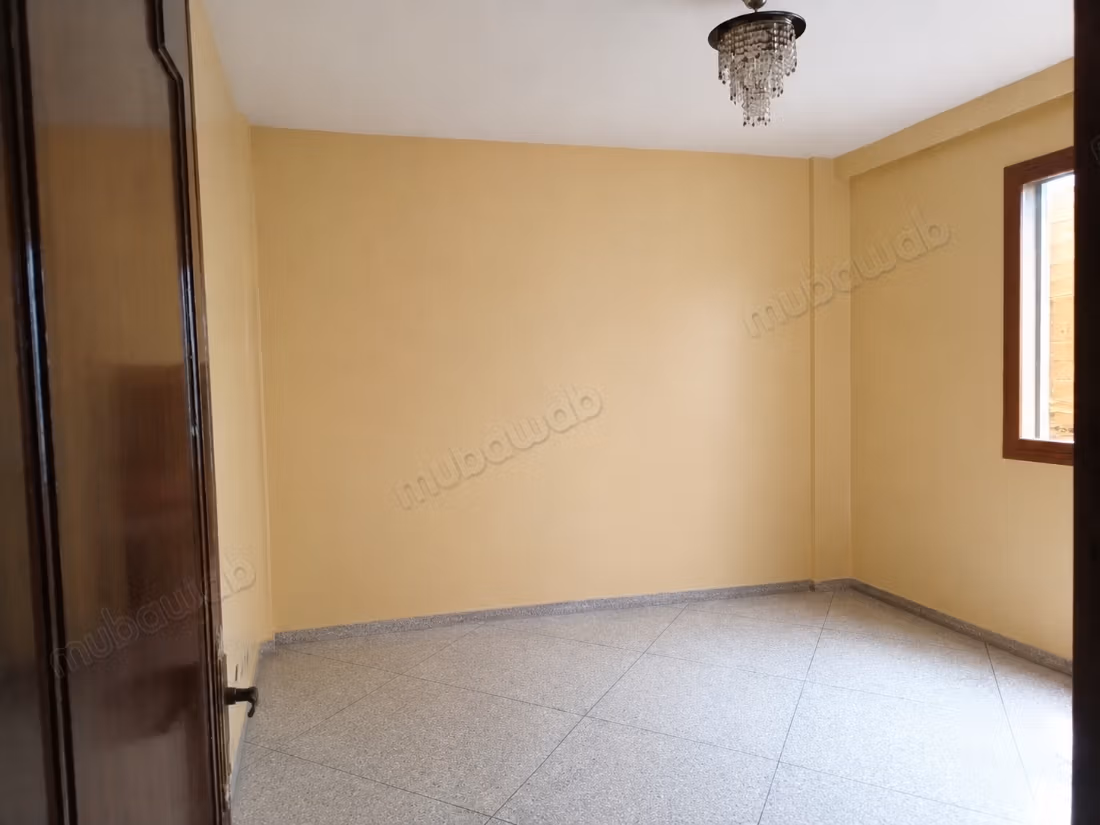 Vend appartement à Chaâbi. 
1 Pièce. 
Salon traditionnel marocain