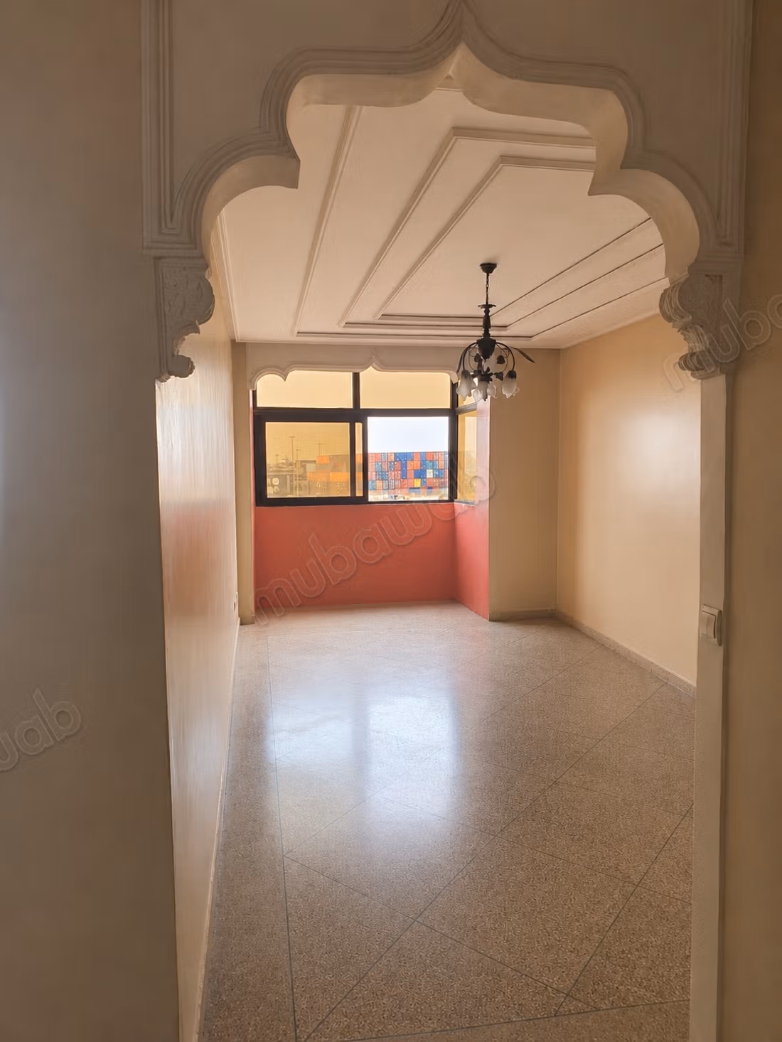 Vend appartement à Chaâbi. 
1 Pièce. 
Salon traditionnel marocain