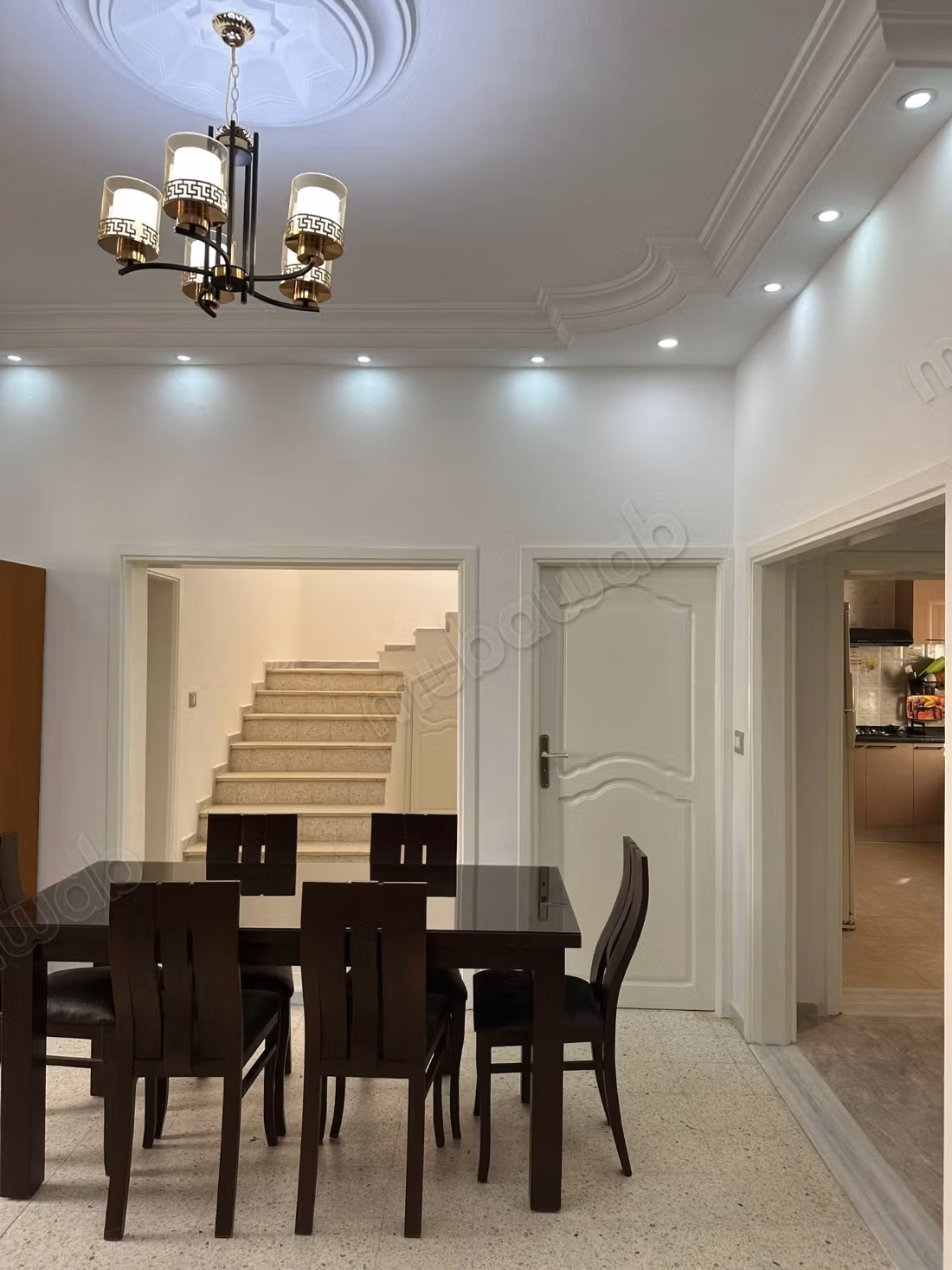 Beautiful villa made of carved stone / good location