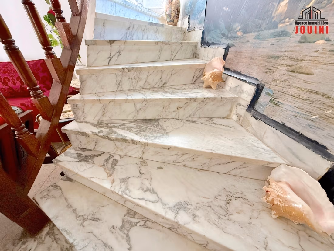 Grande Maison 394 m² à Cité El Ghazela