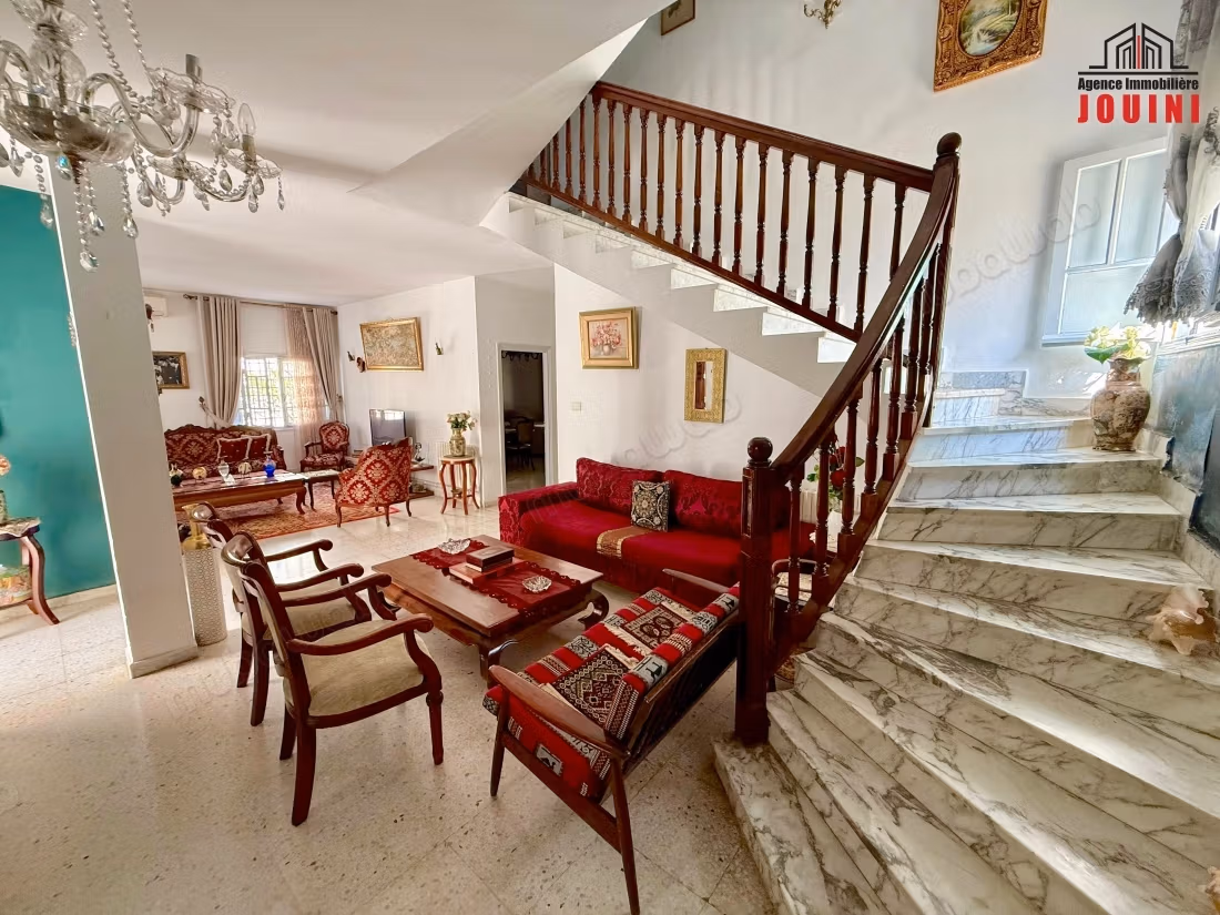 Grande Maison 394 m² à Cité El Ghazela