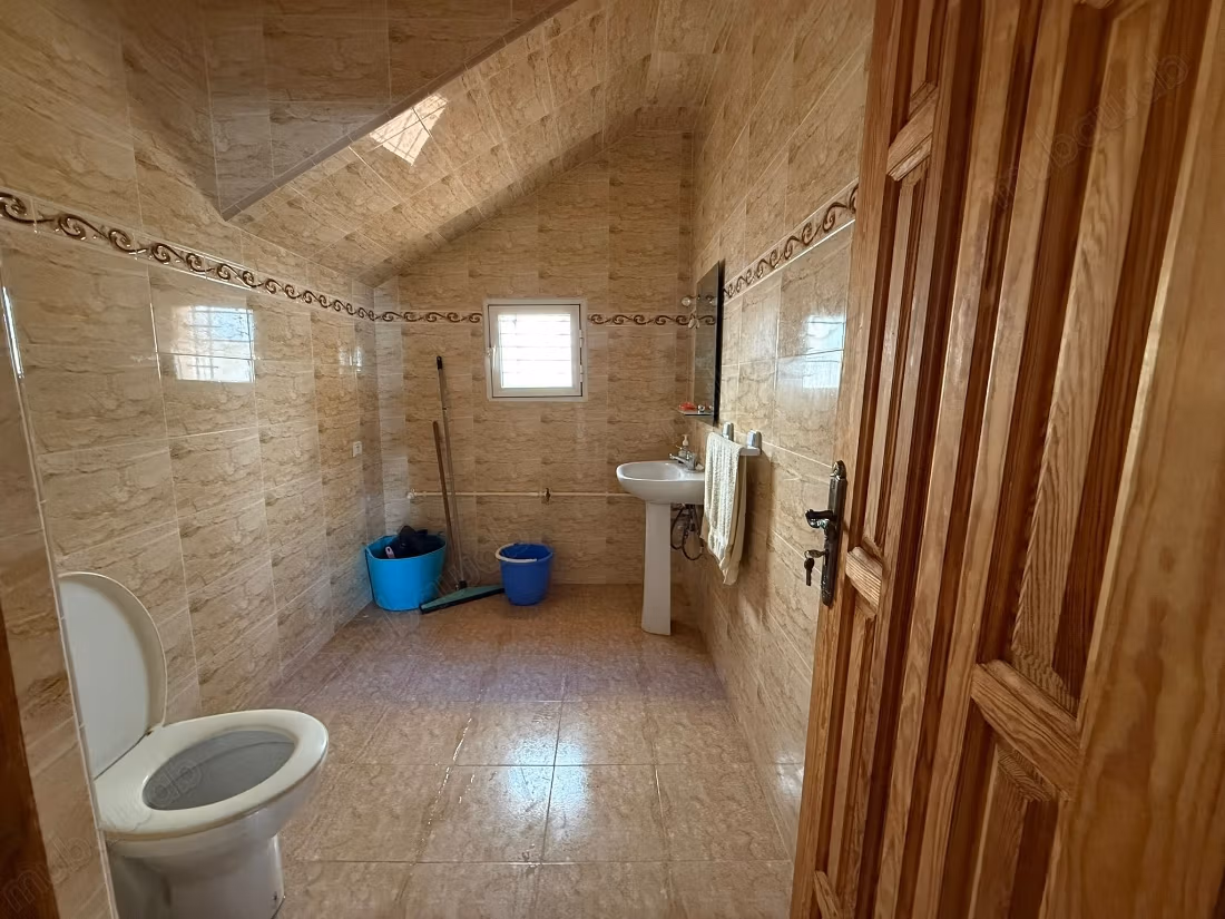 Pequeña casa individual en venta