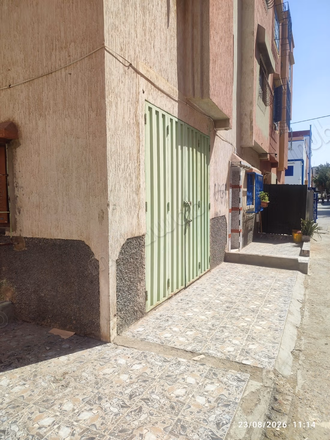 Apartamento en venta en el barrio Riyad en Bouznika. 3 habitaciones, 1 salón, 1 garaje, 1 baño. Dos fachadas expuestas al sol todo el día.