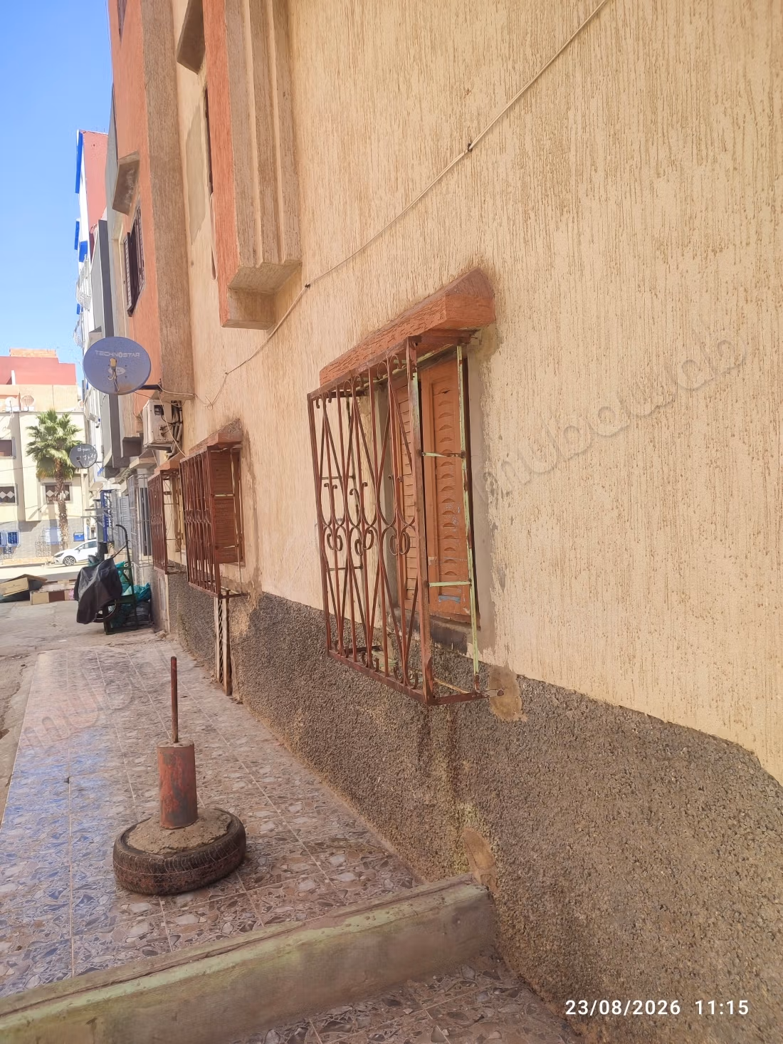 Apartamento en venta en el barrio Riyad en Bouznika. 3 habitaciones, 1 salón, 1 garaje, 1 baño. Dos fachadas expuestas al sol todo el día.