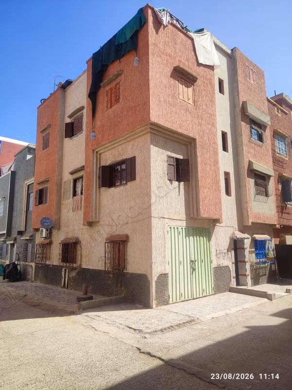 Apartment for sale in the Riyadh neighborhood in Bouznika. 3 bedrooms, 1 living room, garage, 1 bathroom. Two facades with sunlight all day.
