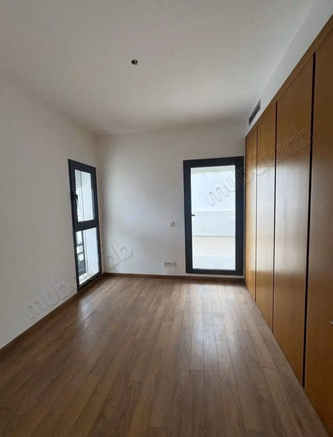 Location appart vide 200m² 3 chambres,
cfc