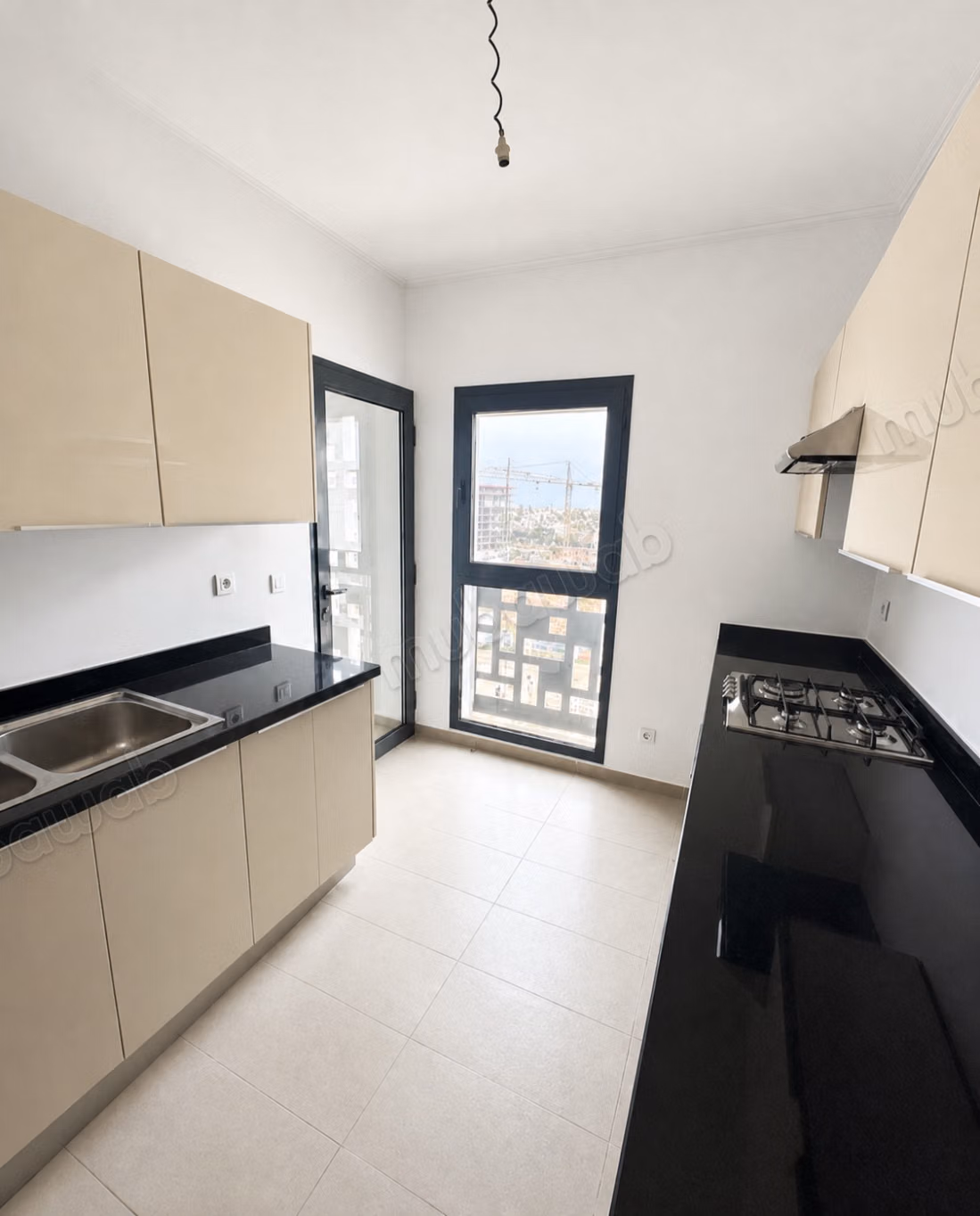 Location appart vide 200m² 3 chambres,
cfc