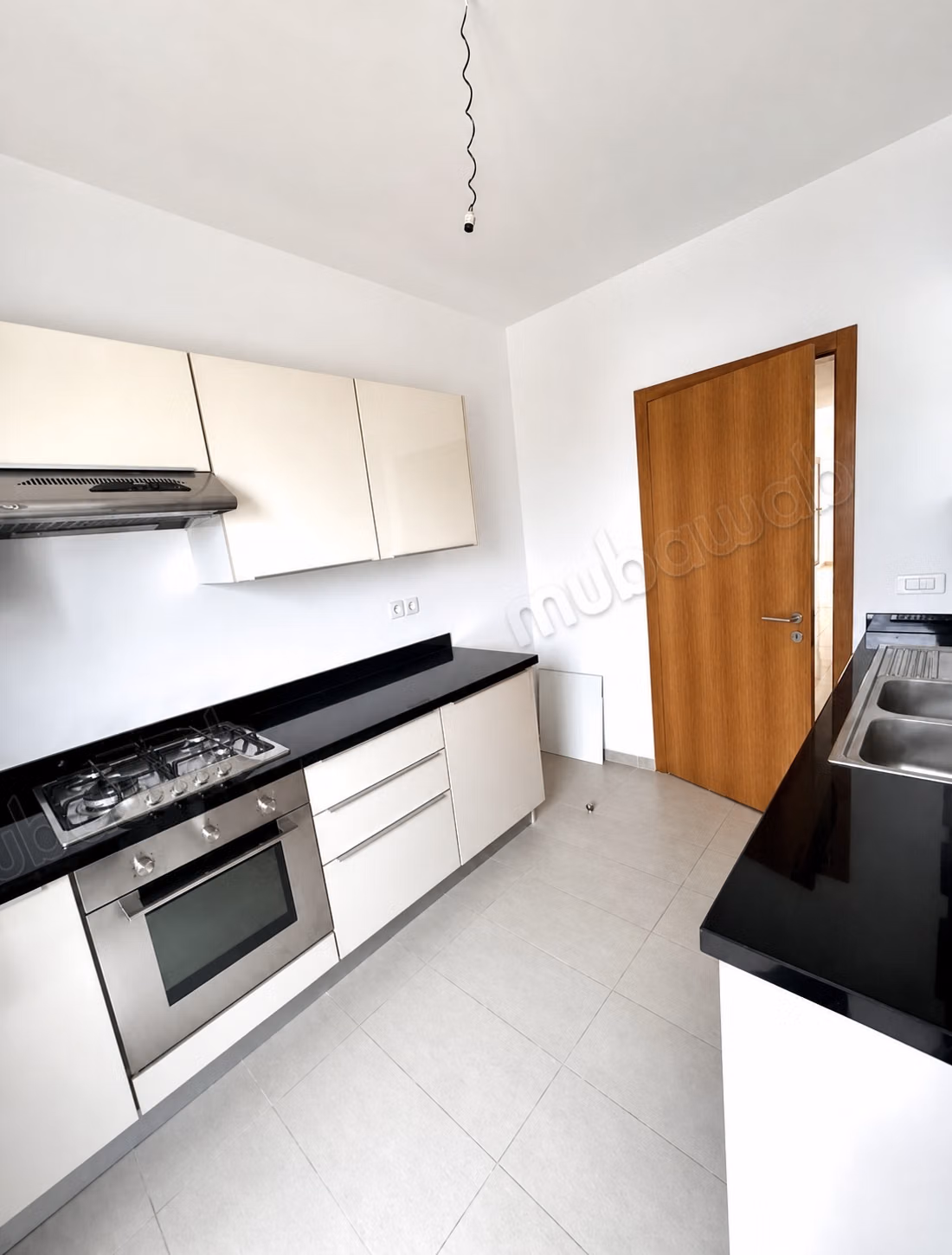 Location appart vide 200m² 3 chambres,
cfc