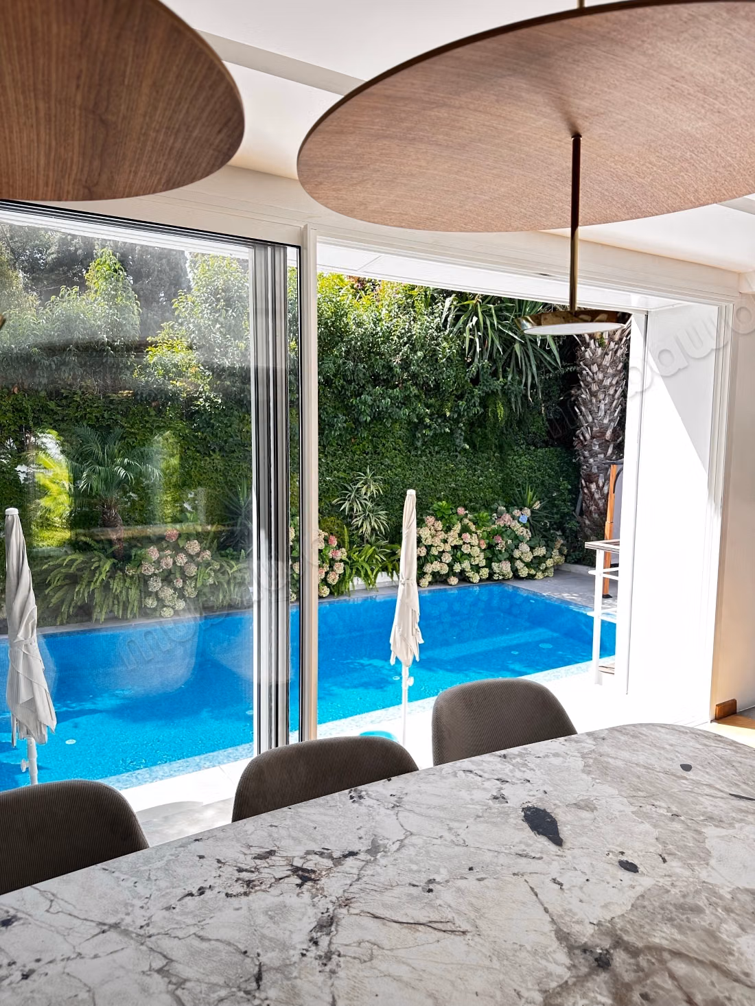 Luxe villa te koop in Californië. Totale oppervlakte 410 m². Veilige deur en centrale verwarming.
