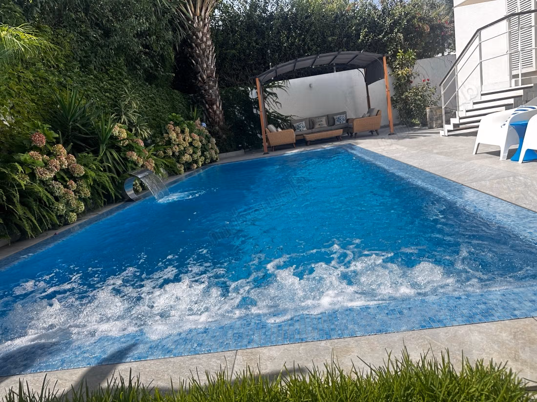 Luxe villa te koop in Californië. Totale oppervlakte 410 m². Veilige deur en centrale verwarming.