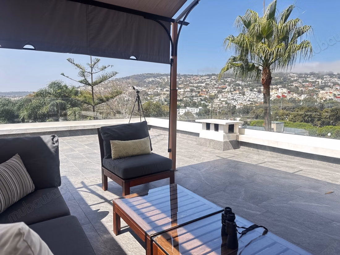 Luxe villa te koop in Californië. Totale oppervlakte 410 m². Veilige deur en centrale verwarming.