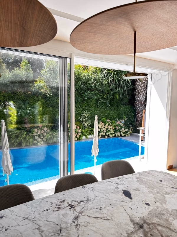 Luxe villa te koop in Californië. Totale oppervlakte 410 m². Veilige deur en centrale verwarming.