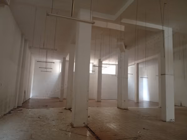 Louez le local idéal à Les Hôpitaux.
Superficie 1045 m²