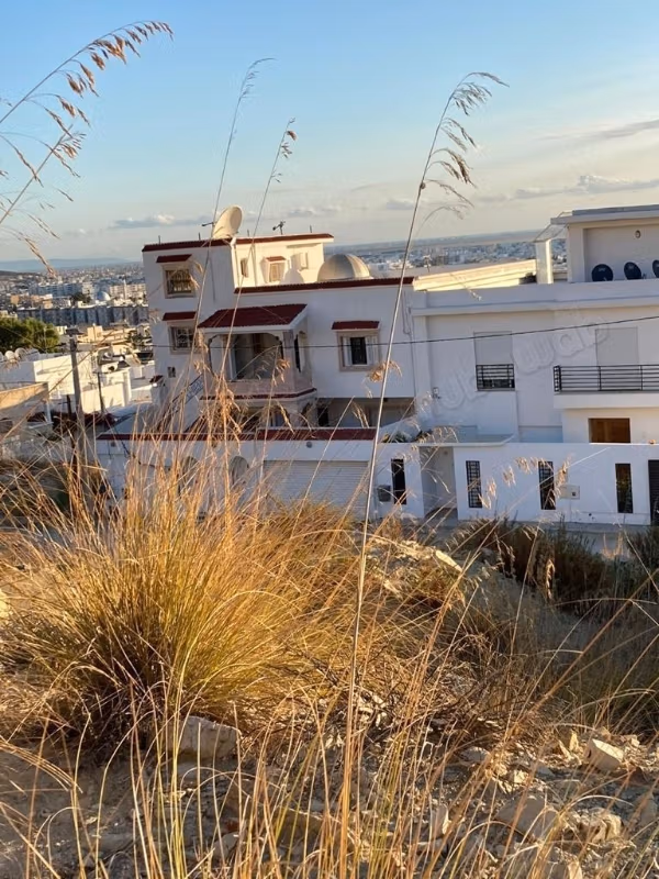 Terrain à vendre à riadh andalous — vue dégagée