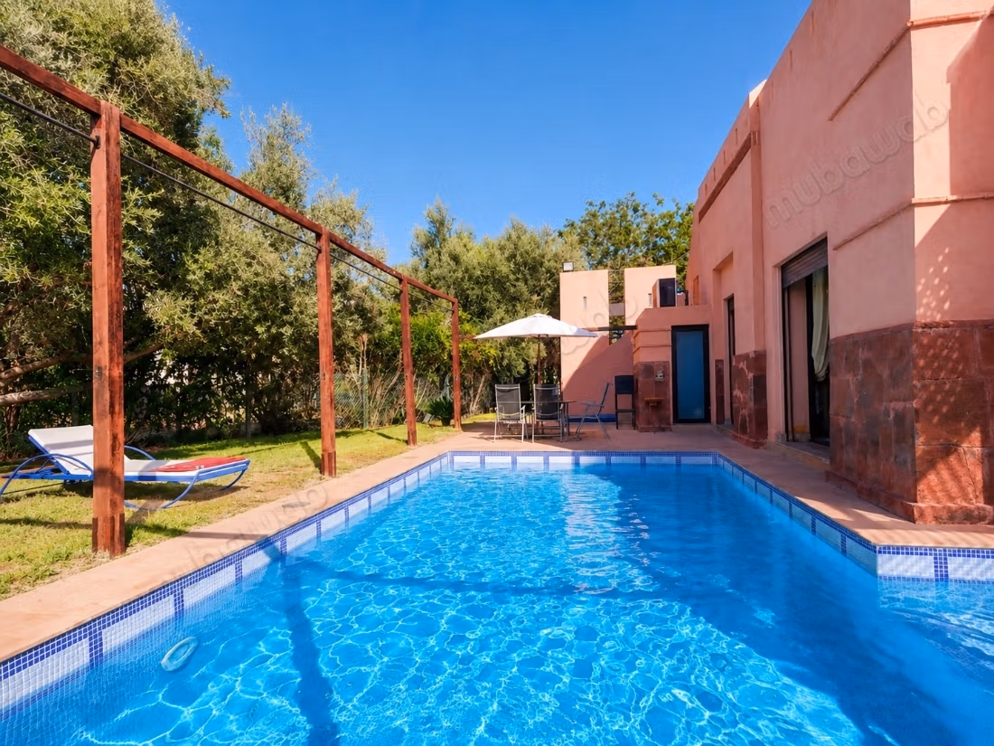 Location villa de haut standing à Route de Fez. 
3 chambres. 
Meublé