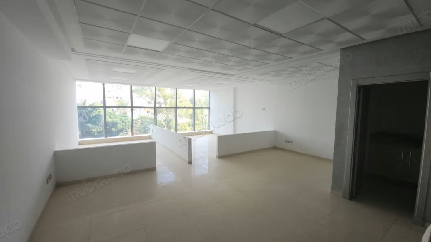 Ufficio di 69 m² situato in un edificio direzionale.

Ascensore, parcheggio disponibile e amministrazione professionale.

Residenza vicino al TGV, Tanger city Mall e ai lussuosi hotel di Tangeri; situata nel quartiere elegante di Malabata.