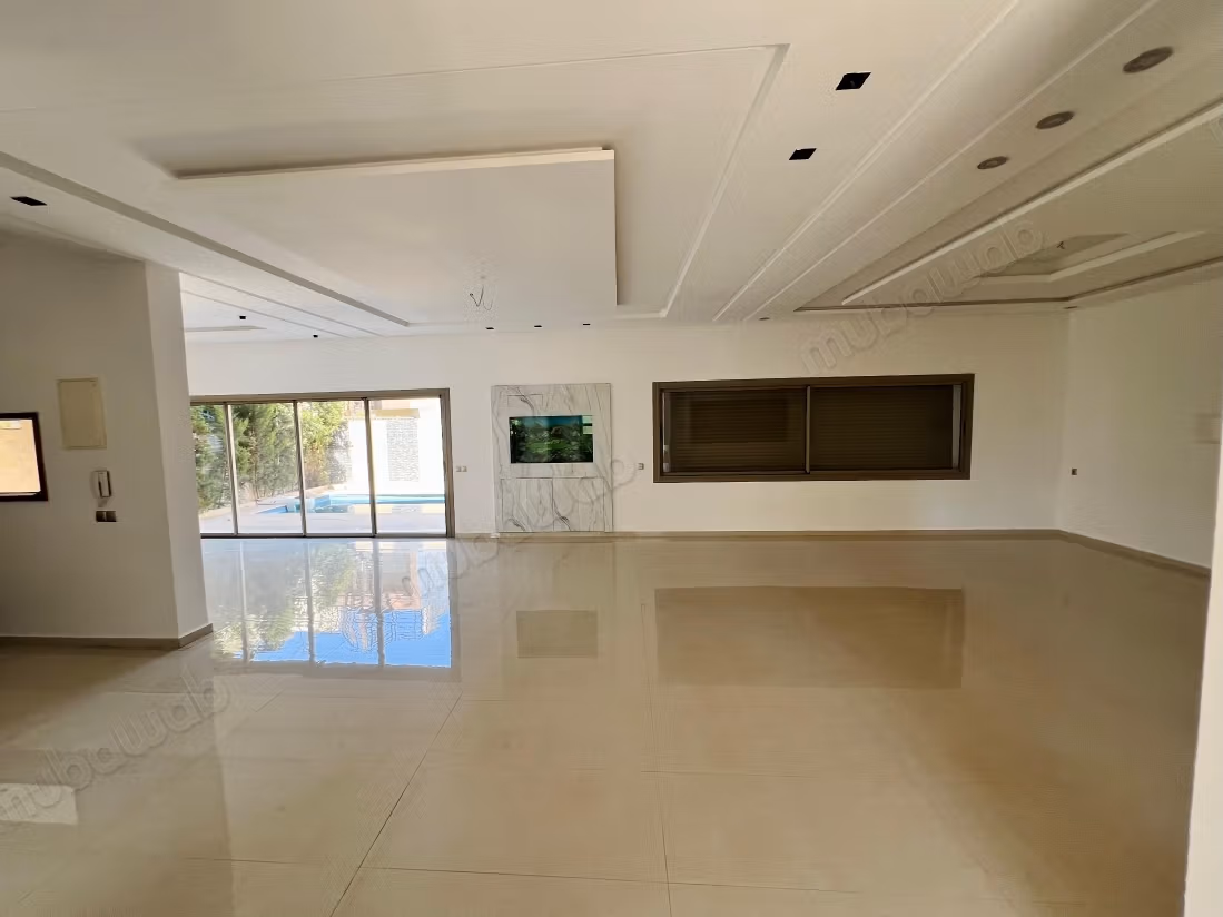 Huis van hoge kwaliteit te koop in Dar Bouazza. Oppervlakte 471 m². Tuin en terras