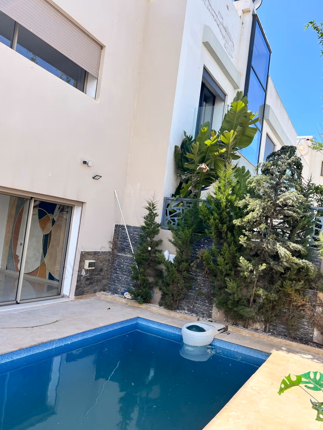 Huis van hoge kwaliteit te koop in Dar Bouazza. Oppervlakte 471 m². Tuin en terras