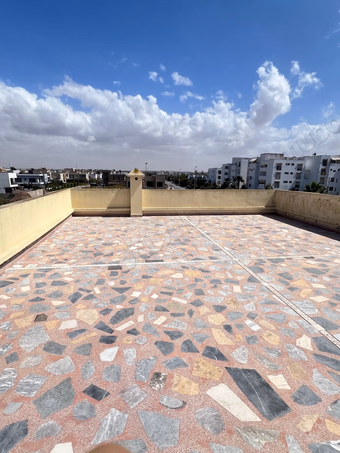 Huis van hoge kwaliteit te koop in Dar Bouazza. Oppervlakte 471 m². Tuin en terras