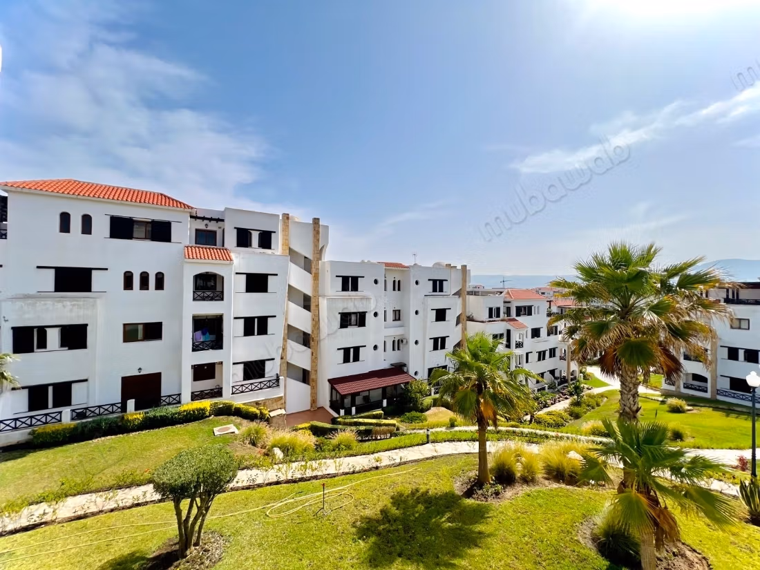 Vender apartamento en Cabo Negro residencia JARDÍN DE LILAS. 3 hermosos dormitorios. Entorno tranquilo con vista a la montaña, doble acristalamiento
