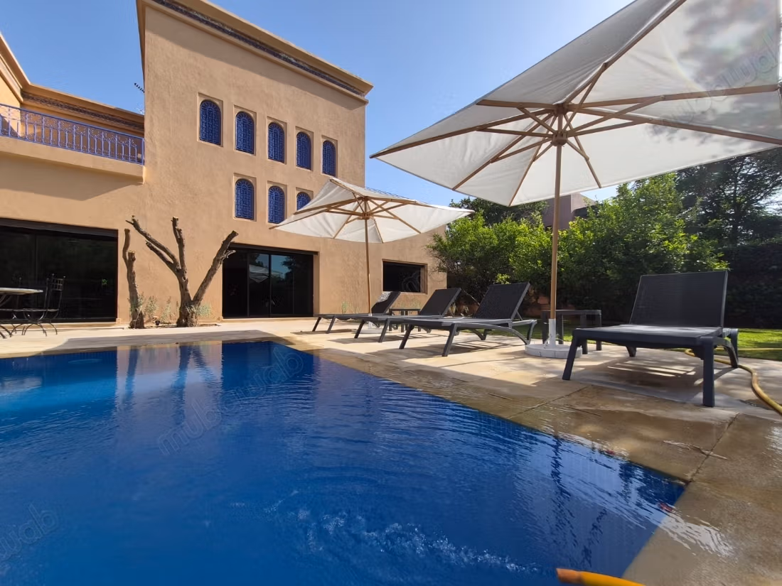 Een villa met 5 slaapkamers in Amlkiss