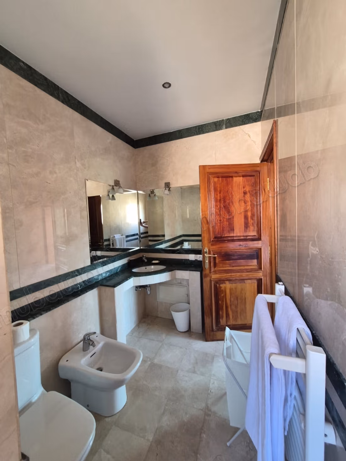 Een villa met 5 slaapkamers in Amlkiss