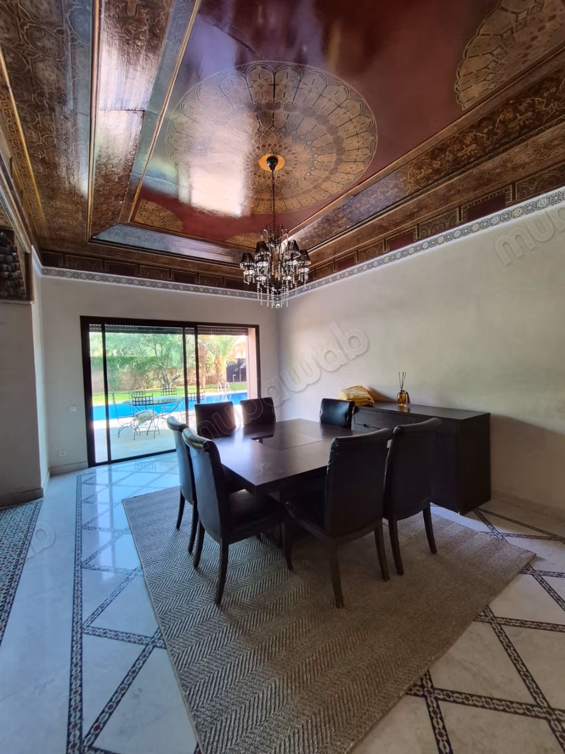 Een villa met 5 slaapkamers in Amlkiss