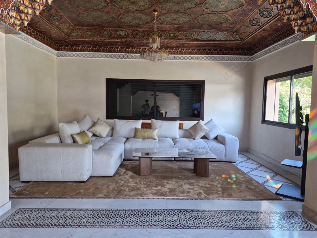Een villa met 5 slaapkamers in Amlkiss