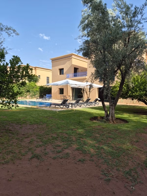 Una villa con 5 camere a Amlkiss