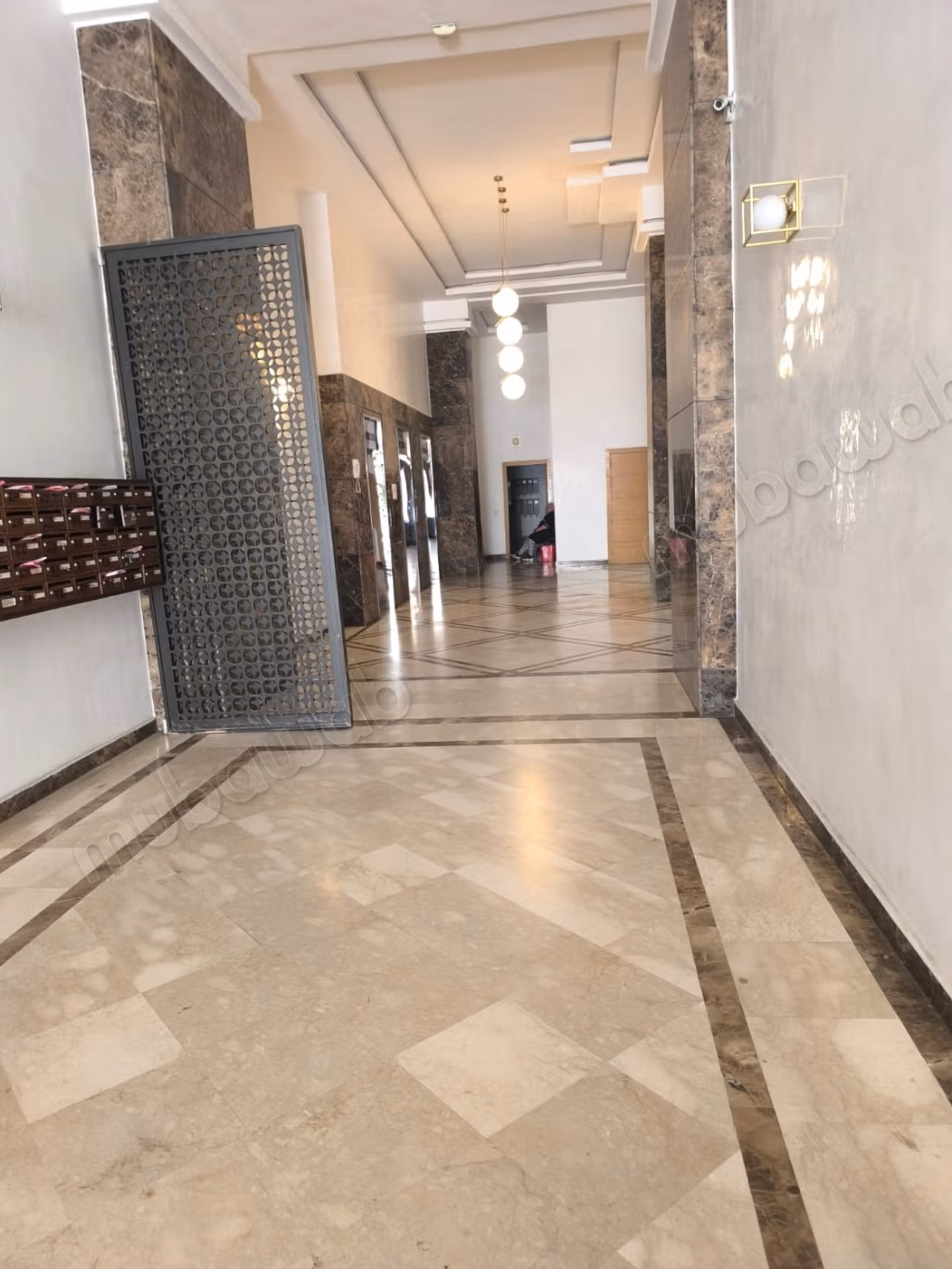 Superbe appartement à louer à Sidi Belyout. 
4 pièces confortables. 
Bien meublé