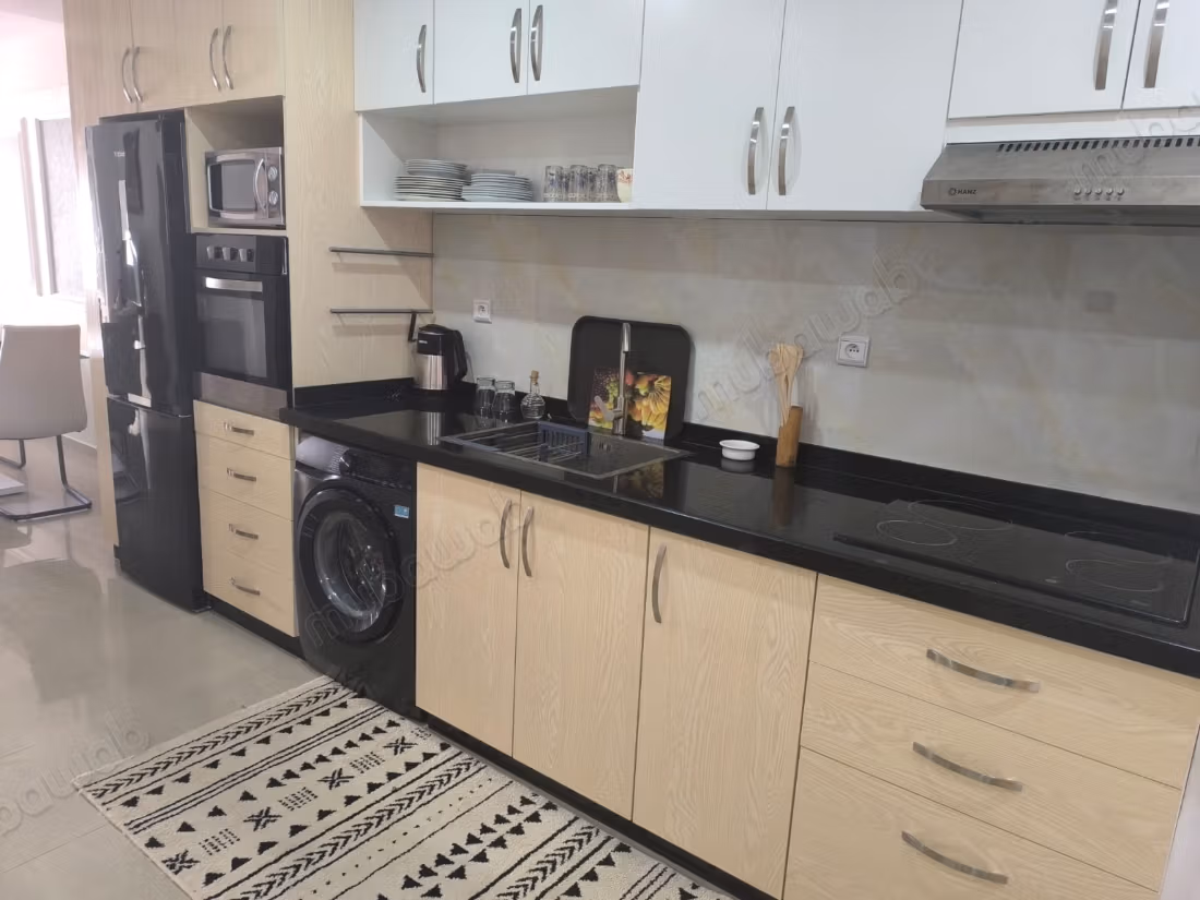 Superbe appartement à louer à Sidi Belyout. 
4 pièces confortables. 
Bien meublé