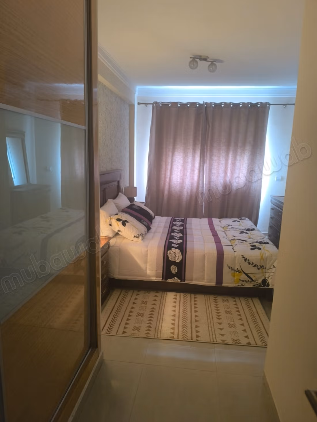 Superbe appartement à louer à Sidi Belyout. 
4 pièces confortables. 
Bien meublé