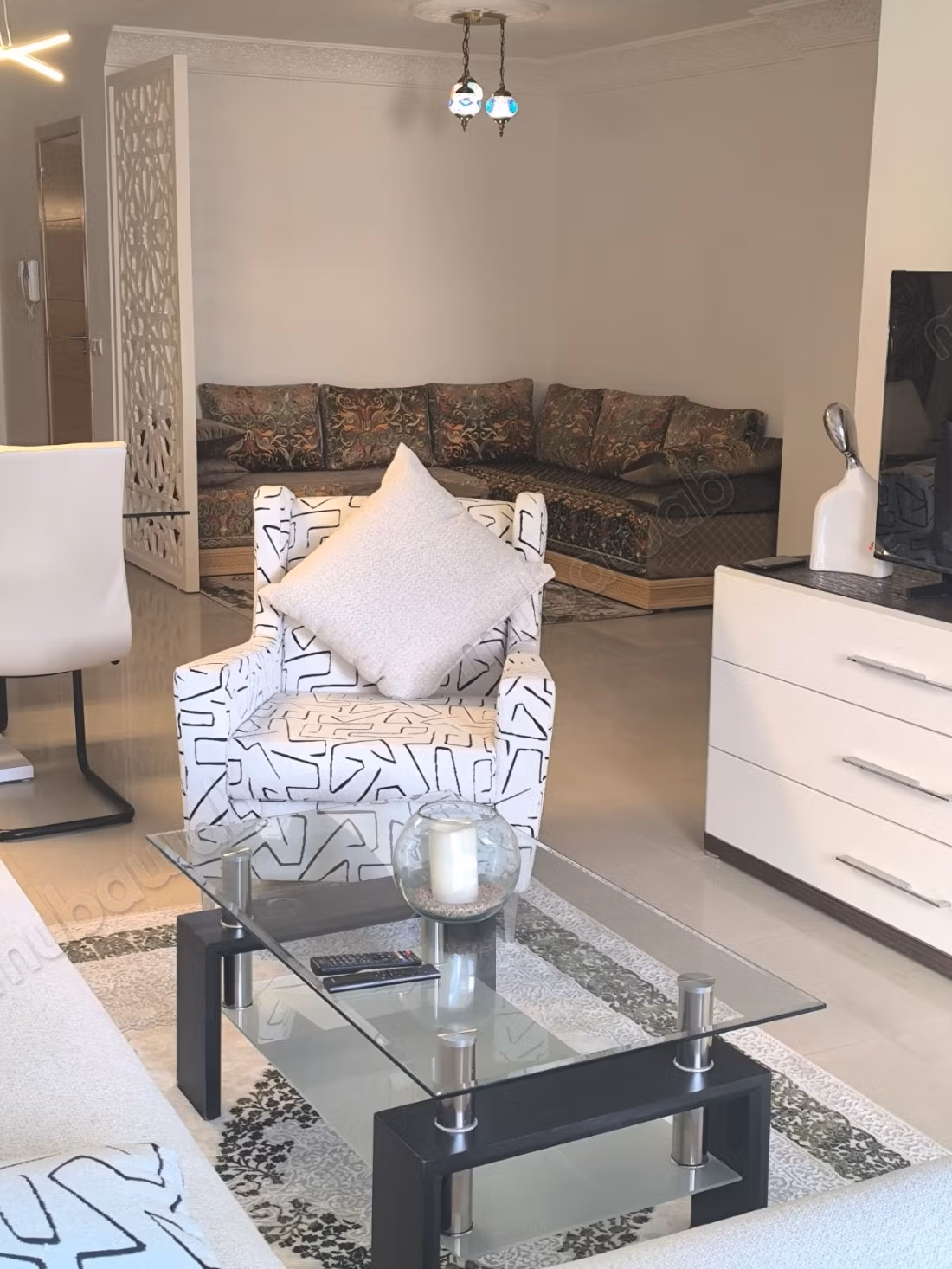 Superbe appartement à louer à Sidi Belyout. 
4 pièces confortables. 
Bien meublé