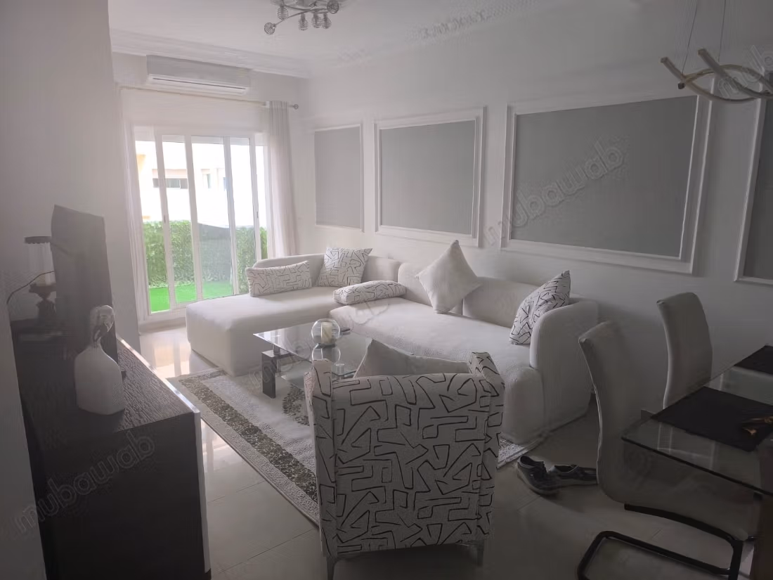 Superbe appartement à louer à Sidi Belyout. 
4 pièces confortables. 
Bien meublé