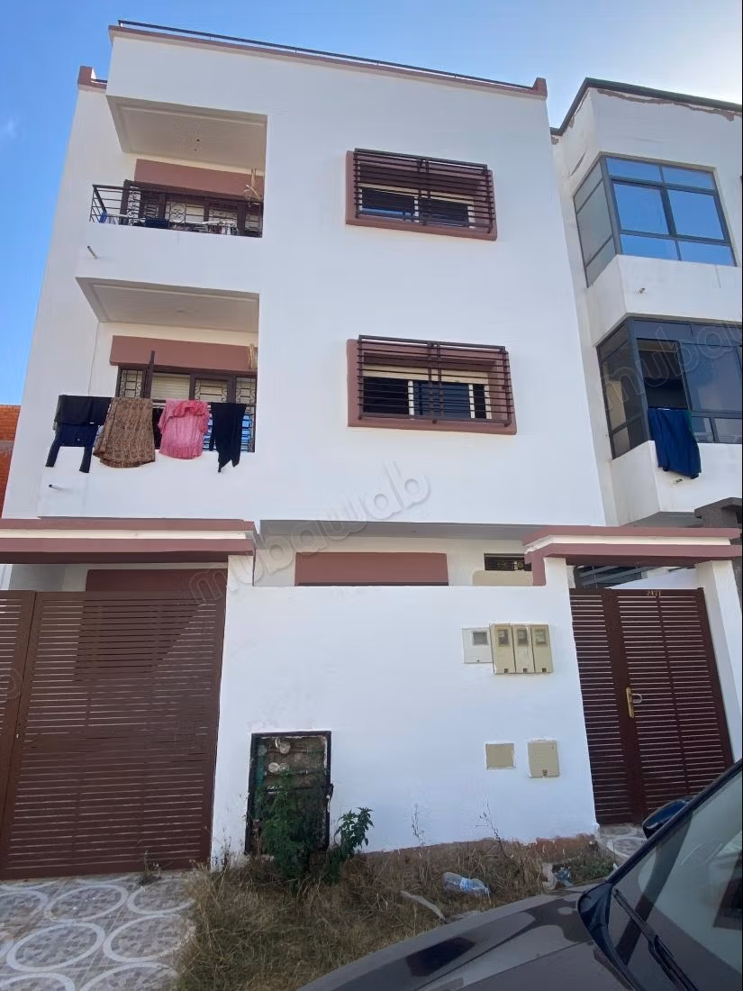 Semi finis. Maison à vendre avec un design moderne et élégan...
