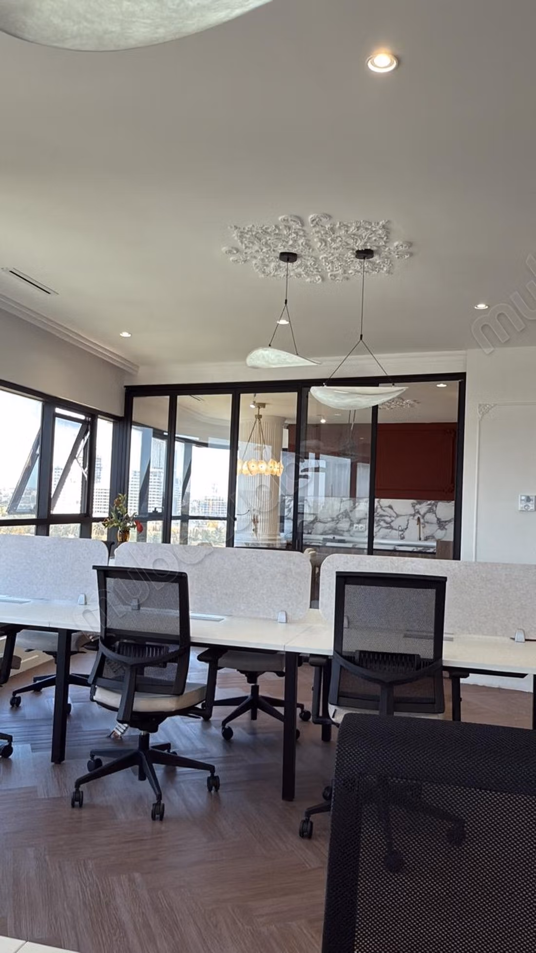 Bureau aménagé et meublé CFC