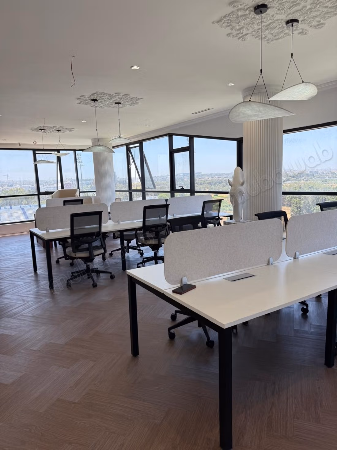 Bureau aménagé et meublé CFC