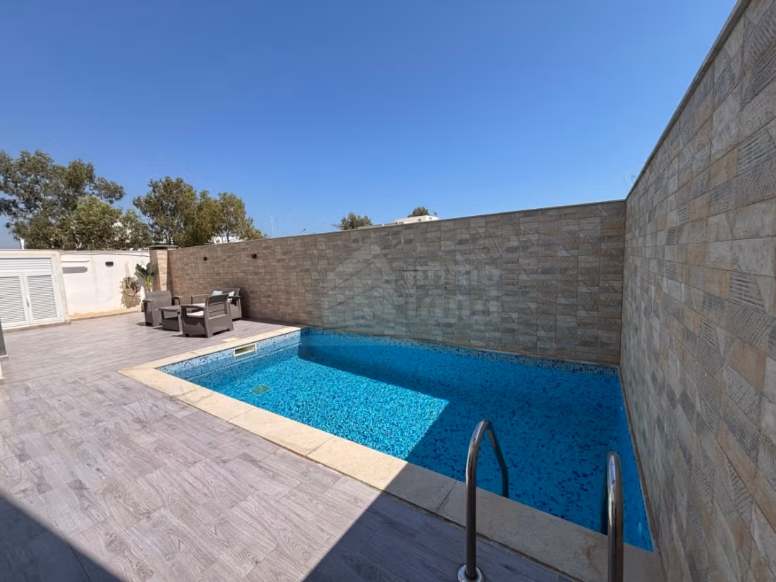 Villa s4 de 266m2 terrain et 500m2 bâti a raoued plage