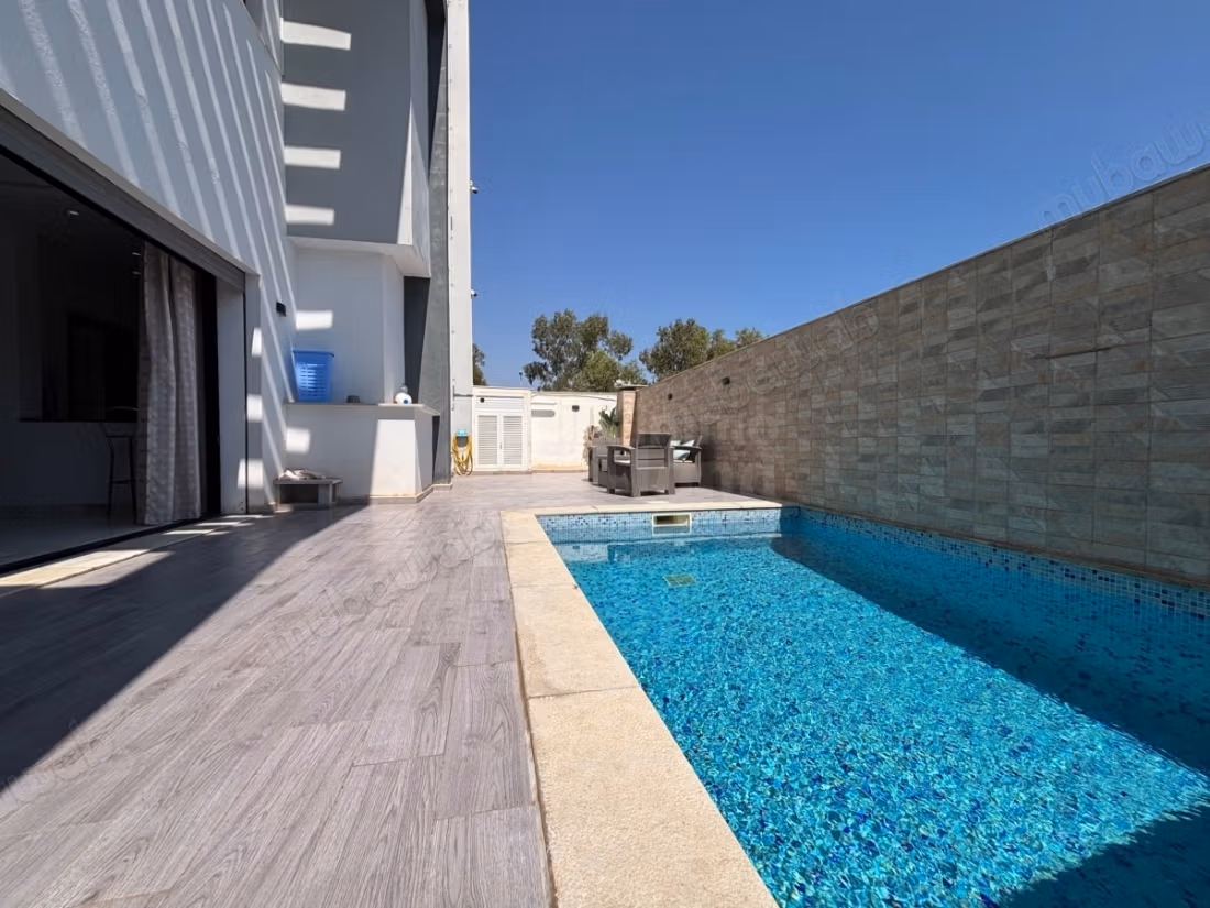 Villa s4 de 266m2 terrain et 500m2 bâti a raoued plage