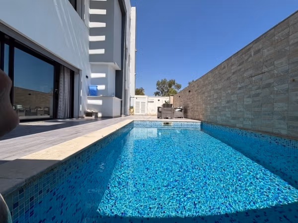 Villa s4 de 266m2 terrain et 500m2 bâti a raoued plage