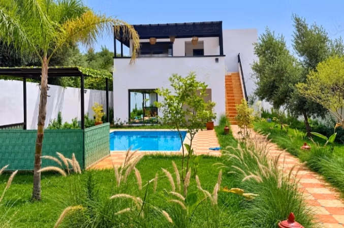 500m² titled villa with swimming pool for sale in Ouriika