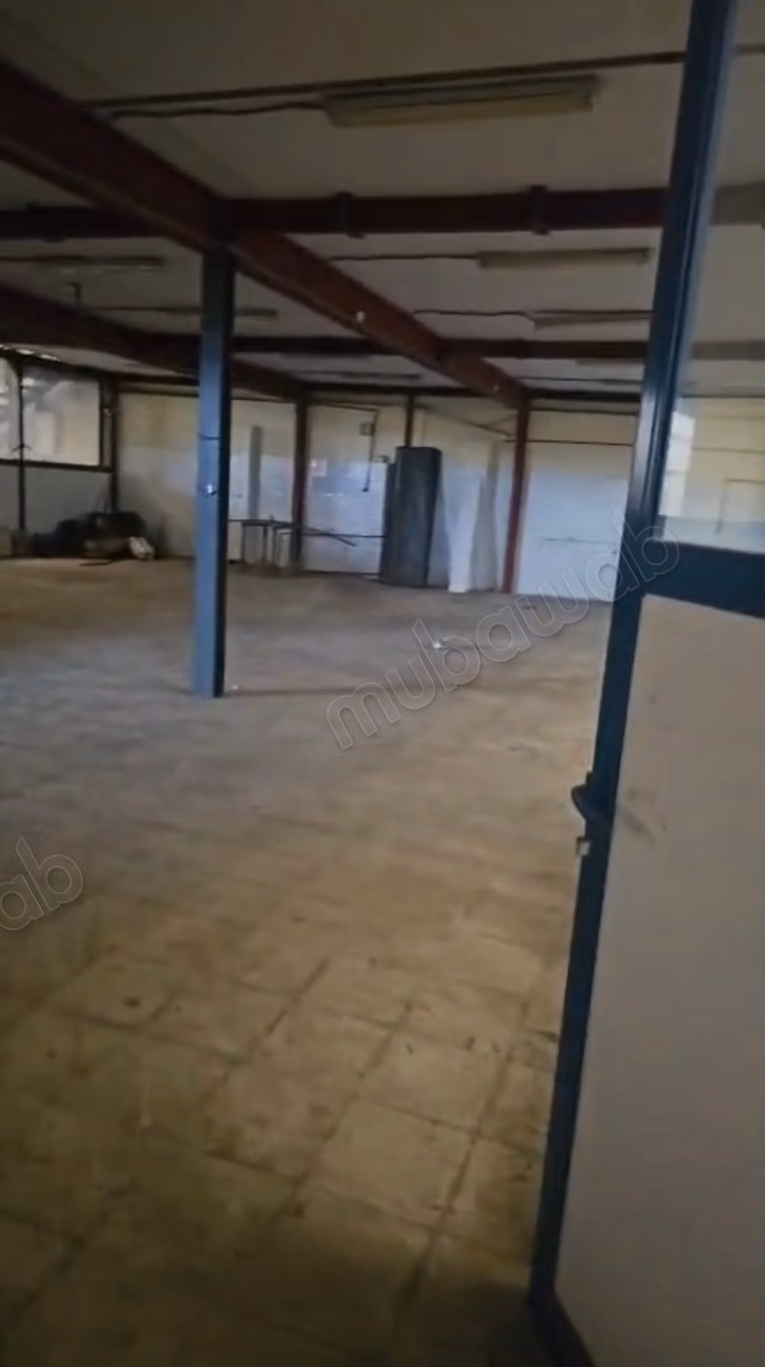 Terrain en vente à Zone Industrielle.
Surface totale 2700 m²
