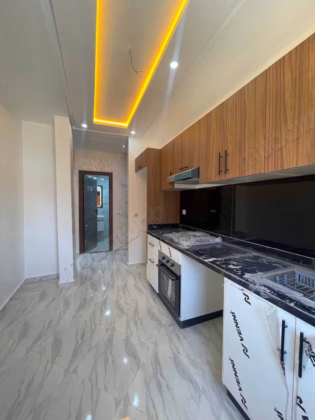 Appartement te koop 2 gevels in Bir Rami Oost. 3 prachtige kamers. Stevige deur, Marokkaanse woonkamer