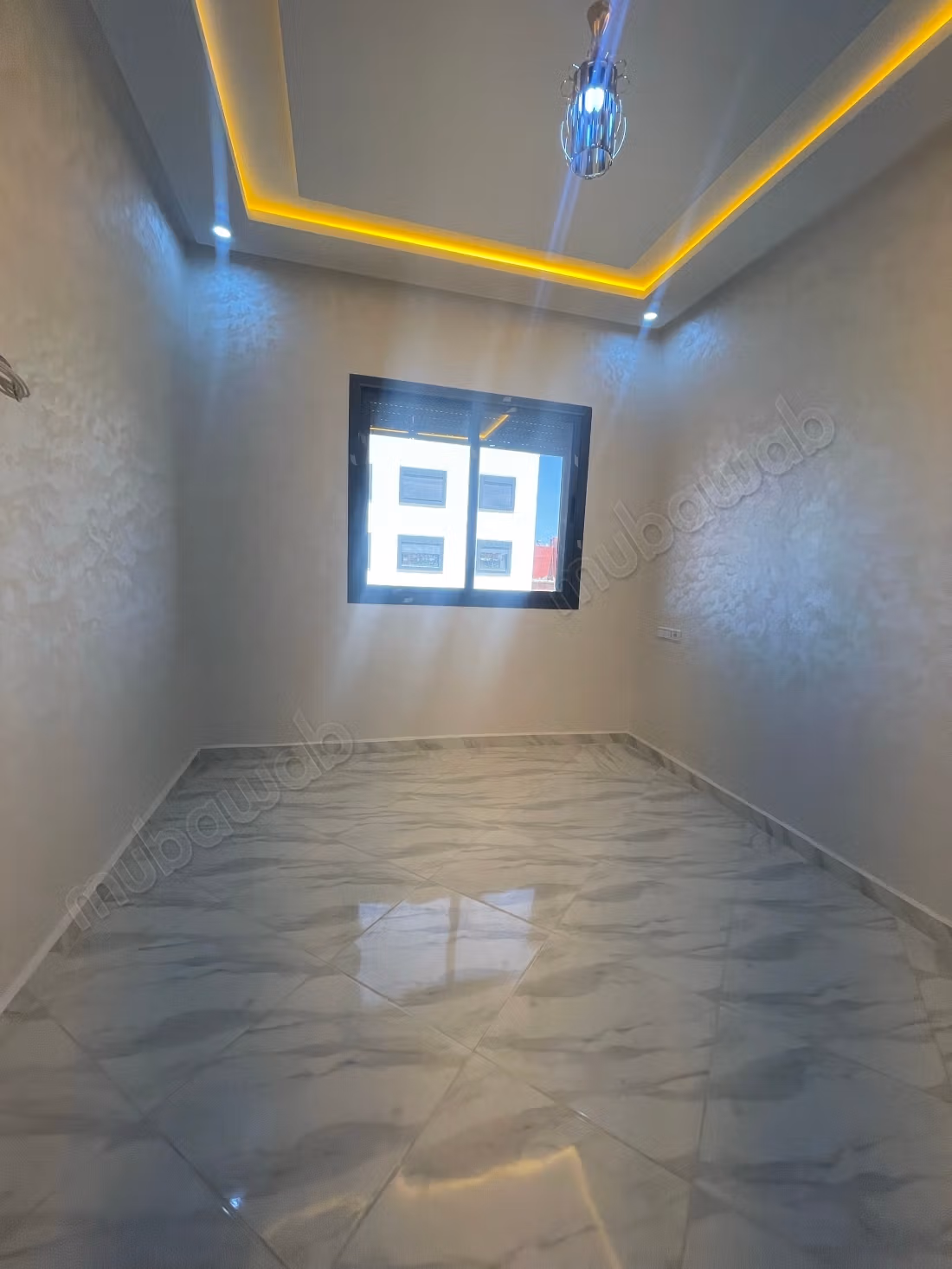 Appartement te koop 2 gevels in Bir Rami Oost. 3 prachtige kamers. Stevige deur, Marokkaanse woonkamer