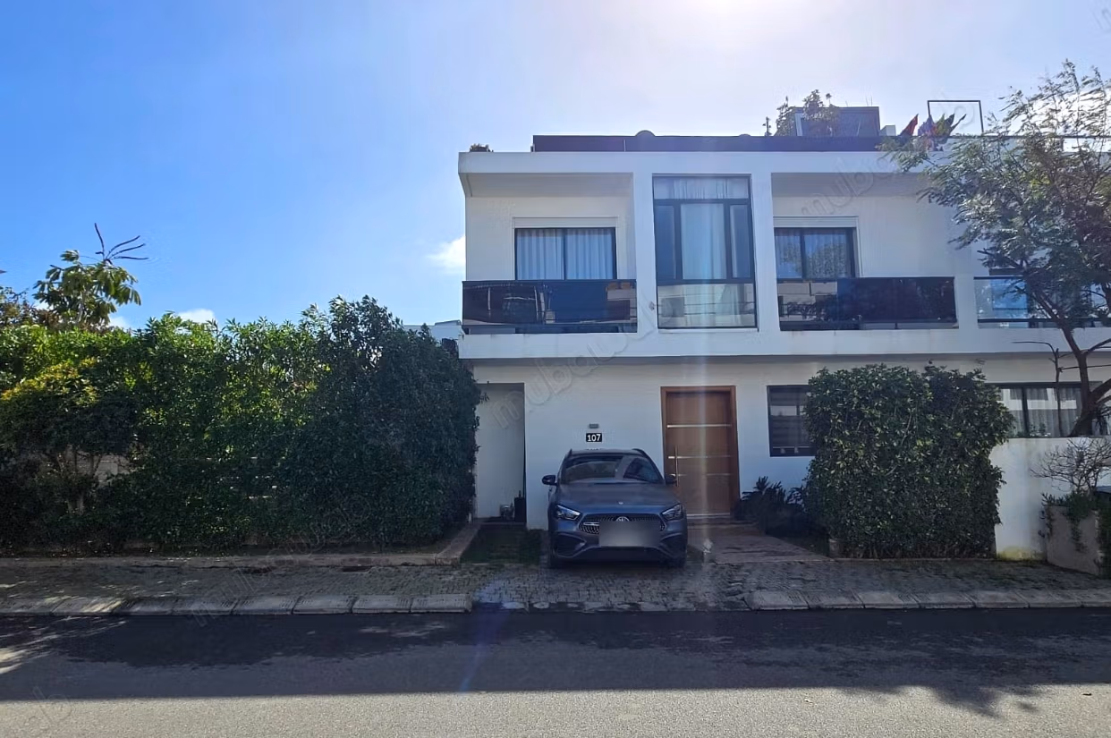 Villa d’angle rénovée 389 m² avec piscine 10m– Domaine de Darb, Dar Bouazza